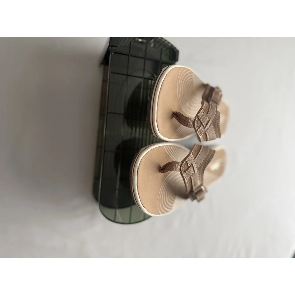 Clarks Cloudsteppers In A Size 6.5 Women's Slide with Adjustable Strap Tan Beige